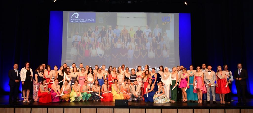 Foto de familia de los estudiantes orlados