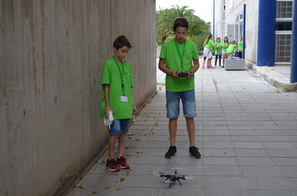 Dos de los alumnos del campus, usando un dron