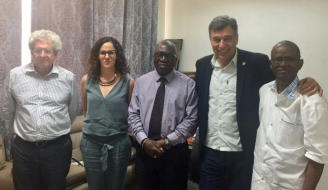 Foto de la visita a Senegal, cedida por el Director del IUSA Antonio Fernández (2º por la dcha.)