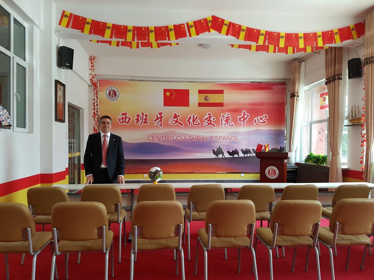 El Vicerrector Richard Clouet, durante su visita al Centro Cultural Español de la Universidad de Changchun