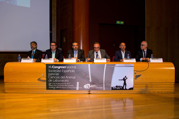 Imagen de la mesa inaugural, presidida por el Rector Rafael Robaina (centro de la imagen)