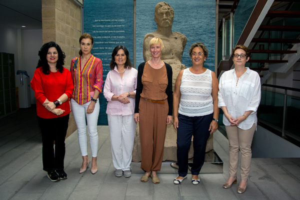 Foto de familia de las escritoras, la directora de la Casa Museo (1ª por la izda.), la Directora de la Biblioteca Universitaria (2ª por la dcha.) y la Directora de Comunicación de la ULPGC (1ª por la dcha.), durante el encuentro estudiantil en la Casa Museo Pérez Galdós