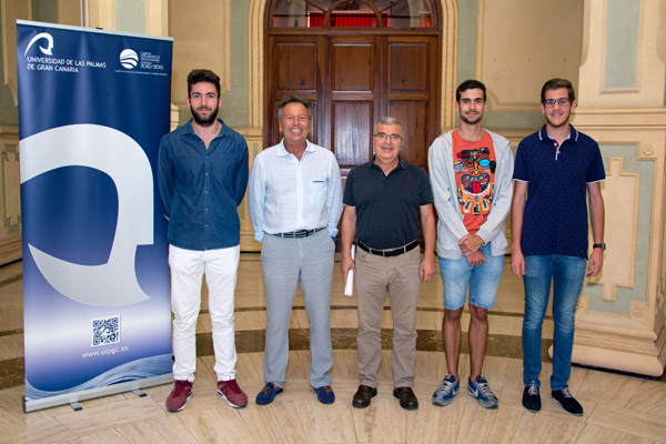 Los tres alumnos finalistas, junto con el Decano Juan Manuel Benítez del Rosario (2º por la izquierda) y el Vicerrector Antonio S. Ramos (centro)