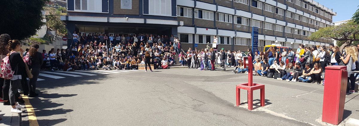 Imagen de la lectura del Manifiesto en el Edificio de Humanidades de la ULPGC
