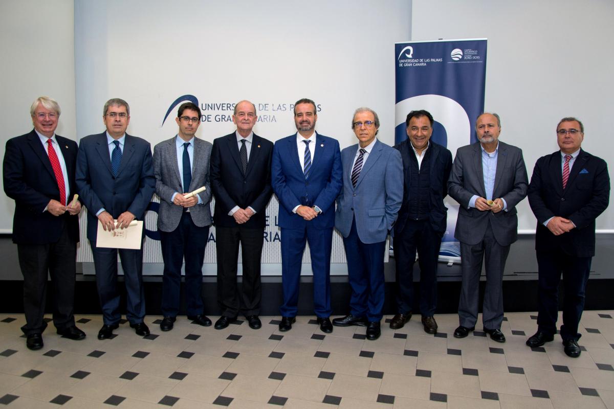 Foto de familia con los representantes de las primeras empresas e instituciones que se unieron al Programa de Amigos y Protectores de la ULPGC