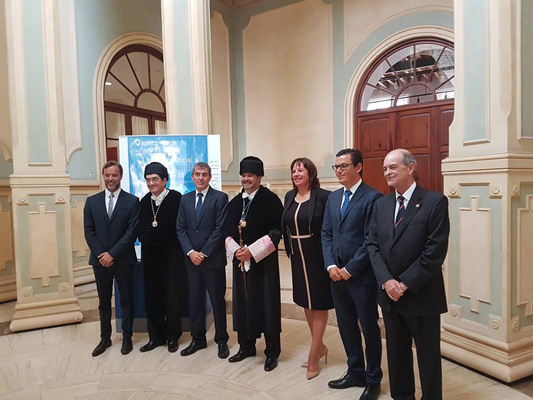 Foto de familia de las autoridades asistentes. De izda. a dcha.: el Director General de Universidades, el Rector de la ULL, el Presidente del Gobierno de Canarias, el Rector Robaina, la Consejera de Educación, el Vicepresidente del Gobierno de Canarias y el Presidente del Consejo Social de la ULPGC