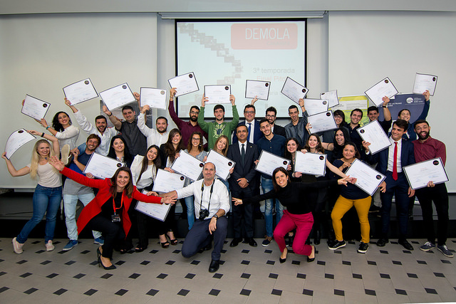Foto de archivo de estudiantes participantes en la pasada edición junto con el Vicerrector Marcos Peñate