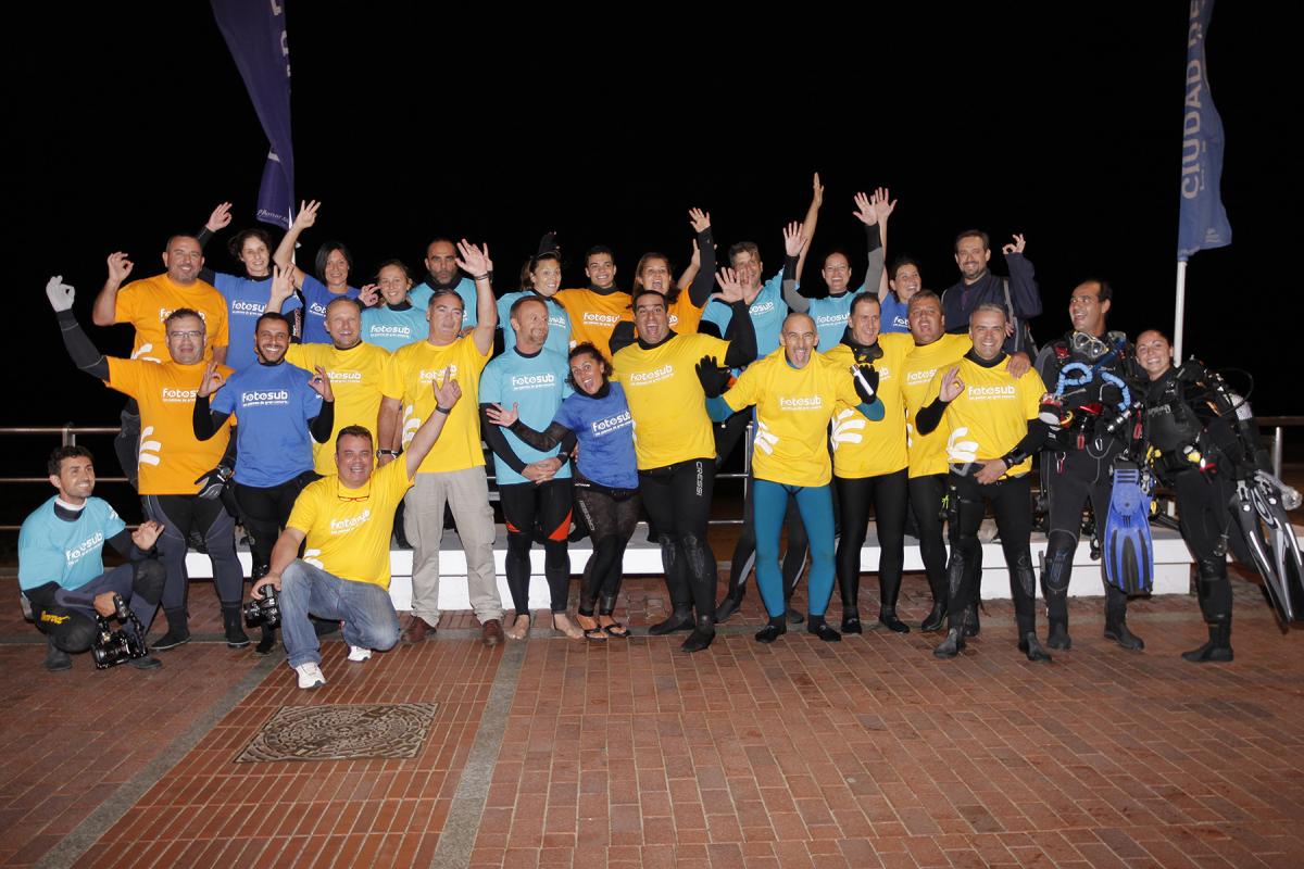 Foto de familia de los participantes en el Fotosub Nocturno. Imagen de Oliver Bossecker