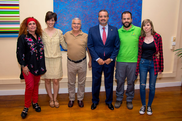 Foto de la visita de miembros del Colectivo Gamá con la Directora de Igualdad de la ULPGC (1ª por la izda.), el Vicerrector de Estudiantes (3º por la izda.) y el Rector Rafael Robaina (3º por la dcha.)