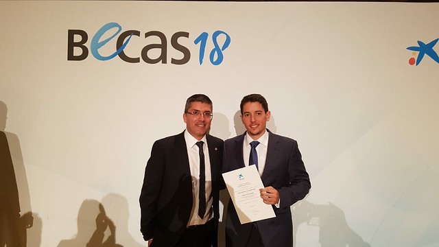 Daniel Ballesta (d) y el Vicerrector de Internacionalización, en el acto de entrega de las becas celebrado en Madrid