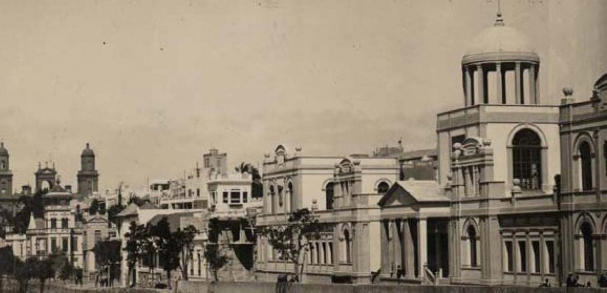 Fotografía histórica del edificio del Rectorado durante su época como sede del IES Pérez Galdós
