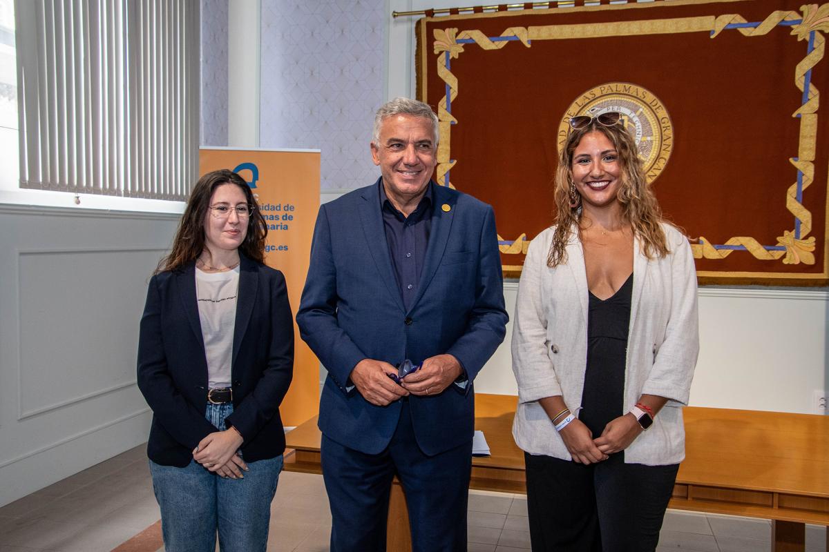 La nueva vicepresidenta (i) y presidenta del CEST ULPGC junto con el Rector Lluís Serra