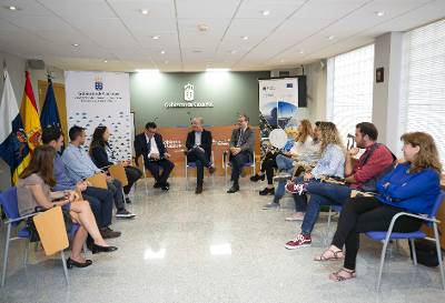 Imagen de la reunión mantenida a los doctorandos beneficiarios. Imagen: ACIISI