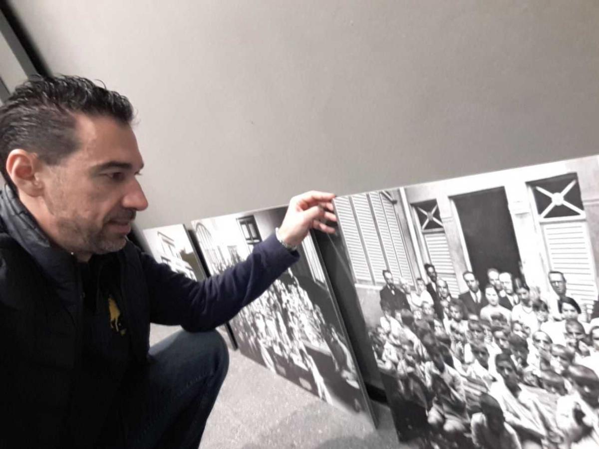 Antonio S. Almeida junto con parte del material que se expondrá en la Casa de Colón