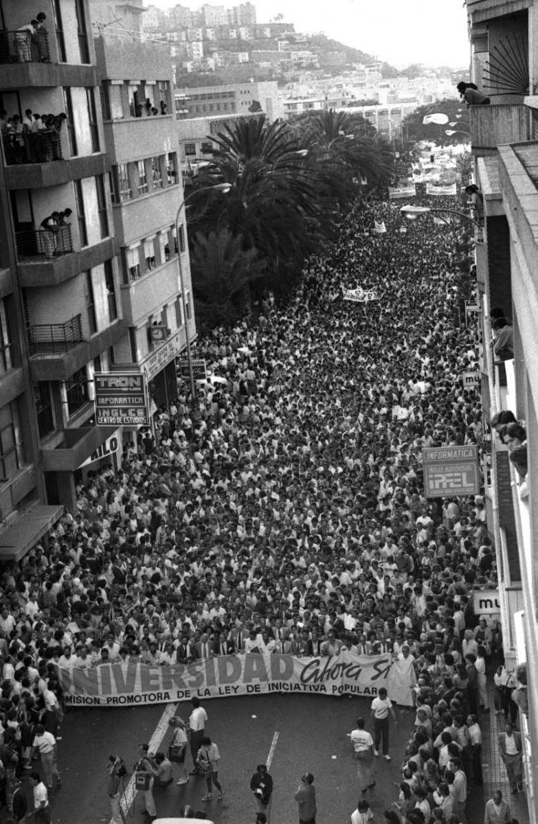 Imagen de la manifestación pro Universidad que dio pie a la creación de la ULPGC