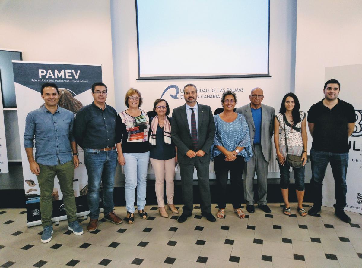 Foto de familia del equipo de PAMEV, junto con el Rector Robaina, la Vicerrectora de Comunicación y la Directora de la BU