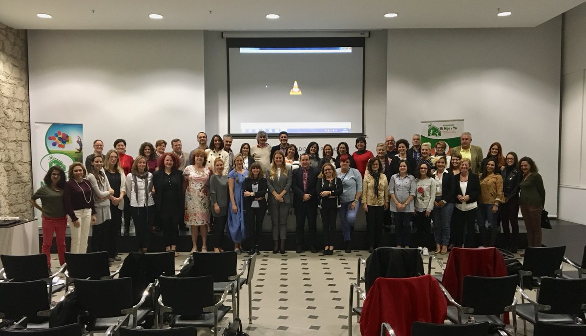 Foto de familia de los asistentes a la presentación