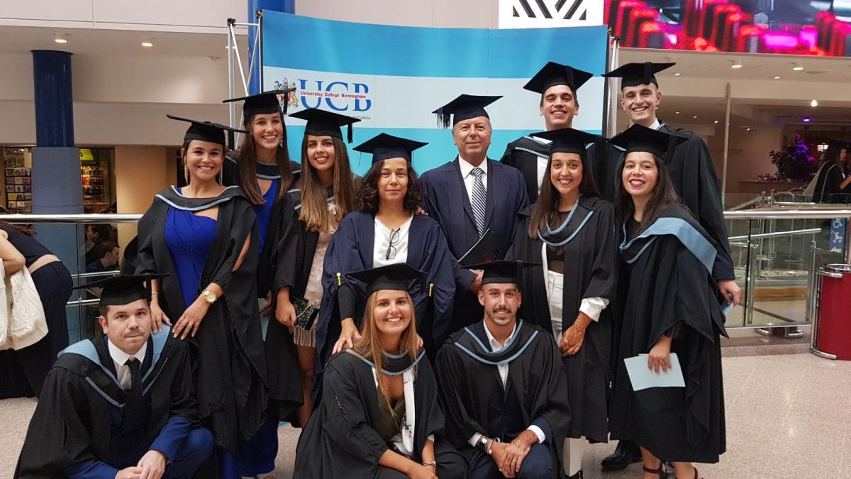 Imagen de archivo de un grupo de alumnos y alumnas que realizaron la doble titulación en su acto de graduación