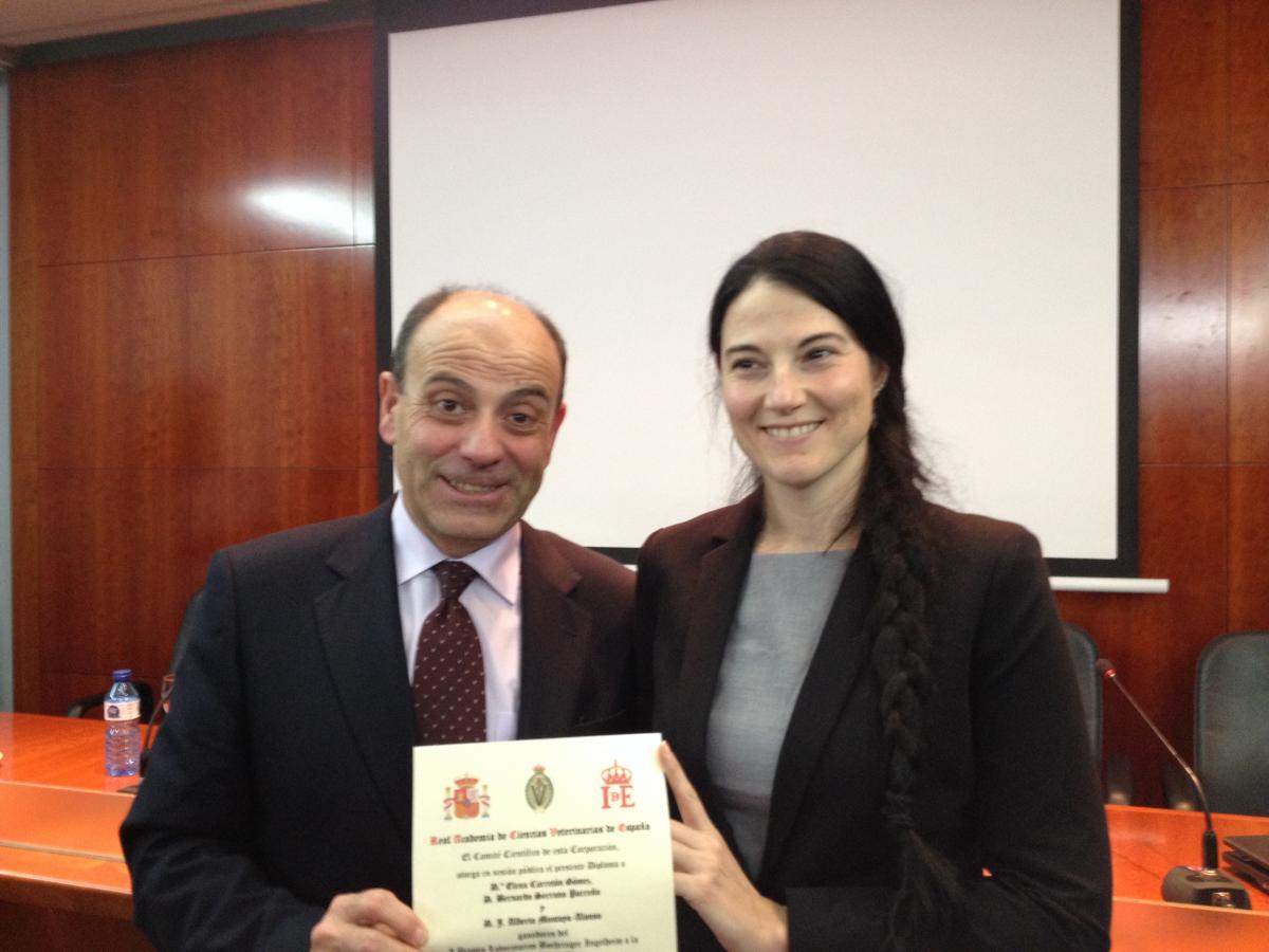 El Catedrático J. Alberto Montoya y la Doctora Elena Carretón con el reconocimiento