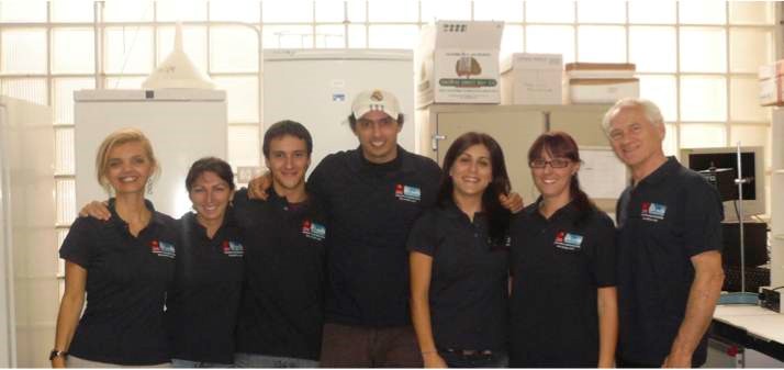 El profesor Packard (d), junto al equipo de investigadores del EOMAR del EcoAqua de la ULPGC