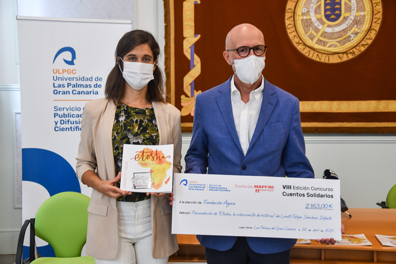 La autora y el representante de la Fundación Ágora y profesor de la ULPGC Luis López