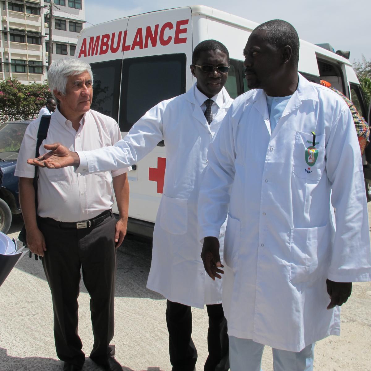 El Dr. Saúl García (1º por la izda.), durante una estancia en Senegal con motivo del Proyecto Cardiosen