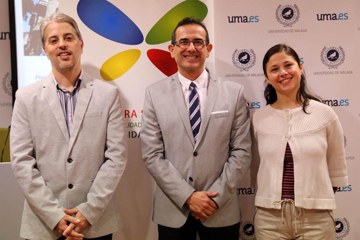 El Dr Gutiérrez (i) junto con los otros dos galardonados en los premios