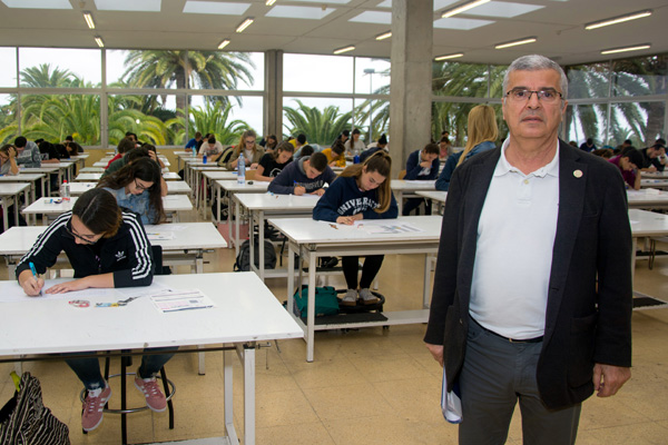 El Vicerrector de Estudiantes y Deportes Antonio Ramos Gordillo, durante el inicio de las pruebas de la convocatoria ordinaria