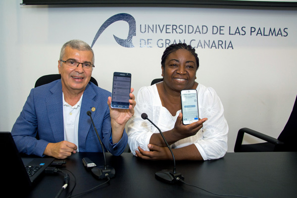 El Vicerrector de Estudiantes, Antonio S. Ramos, y la Directora de Servicios al Estudiante y Atención Social, Pilar Etopa, posan con la App ESTU