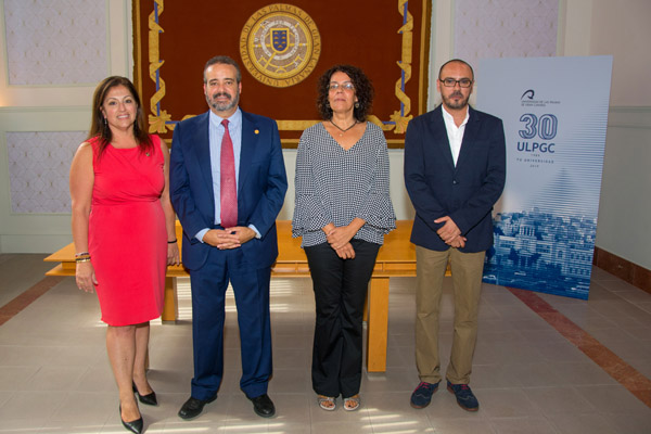 De izda. a dcha.: Rosa Rodríguez, el Rector Robaina, Fátima Dolores Sosa y Josué Artiles