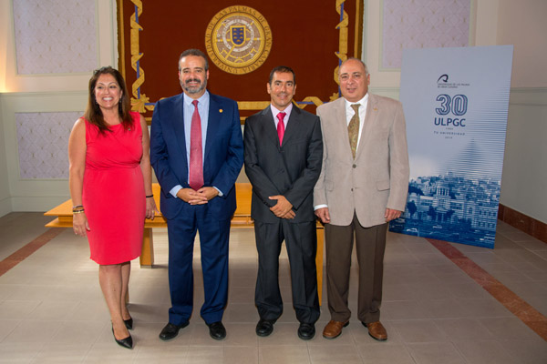 De izda. a dcha.: Rosa Rodríguez, el Rector Robaina, Fabián Déniz y Eugenio Cruz