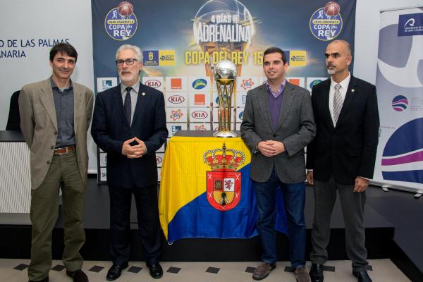 De izda. a dcha.: Gerard Freixa, el Rector José Regidor, Lucas Bravo de Laguna y Ulises Castro