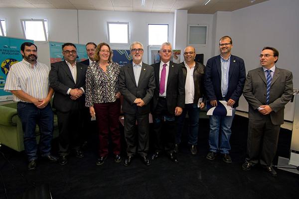 Foto de familia de los organizadores y colaboradores del HackForGood Canarias 2015