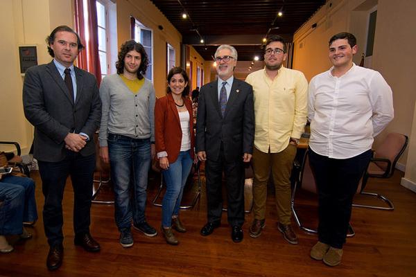 El nuevo Presidente (2º por la dcha.) junto con el Rector, el Vicerrector de Estudiantes y el resto de los miembros de la dirección del consejo estudiantil