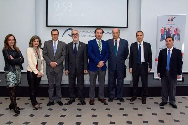 Foto de familia de los organizadores con el Rector y el Vicerrector de Estudiantes y Empleabilidad
