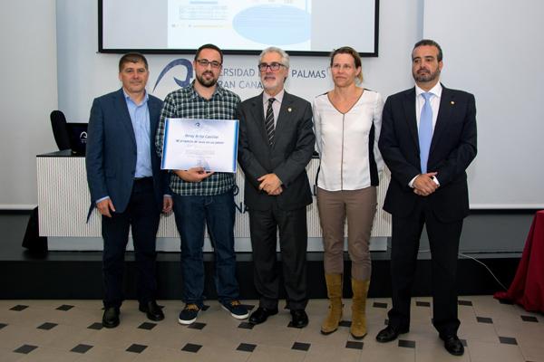 El ganador del Concurso 'Mi Tesis en un Póster' junto con su directora de Tesis, el Rector (3º por la izda.), el Vicerrector de Títulos y Doctorado (1º por la dcha.) y el Director Doctorado y Postgrado (1º de la izda.)