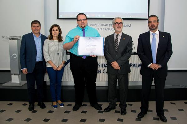 El ganador del Concurso 'Mi Tesis en 5 Minutos' junto con su directora de Tesis, el Rector (3º por la izda.), el Vicerrector de Títulos y Doctorado (1º por la dcha.) y el Director Doctorado y Postgrado (1º de la izda.)