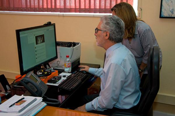 Otra imagen del Rector participando en el debate