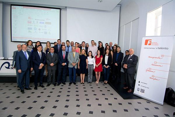 Foto de familia de los becados con los organizadores y patrocinadores