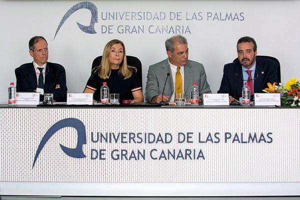 Imagen de la mesa presidencial del acto de entrega de las becas