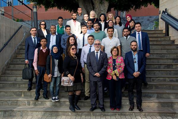 Foto de familia de los participantes con el Rector José Regidor y la Vicerrectora Rosario Berriel