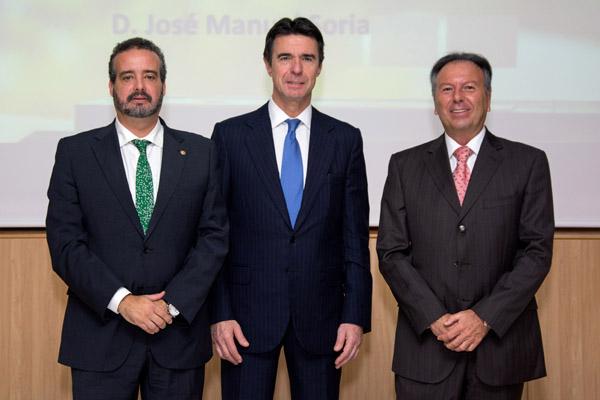 De izda. a dcha.: El Vicerrector de Títulos y Doctorado, el Ministro José Manuel Soria y el Decano de la FEET