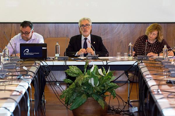 La sesión estuvo presidida por el Rector José Regidor (centro)