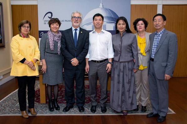 Foto de familia del Rector, la Vicerrectora y la codirectora del Instituto Confucio con los miembros de la asociación