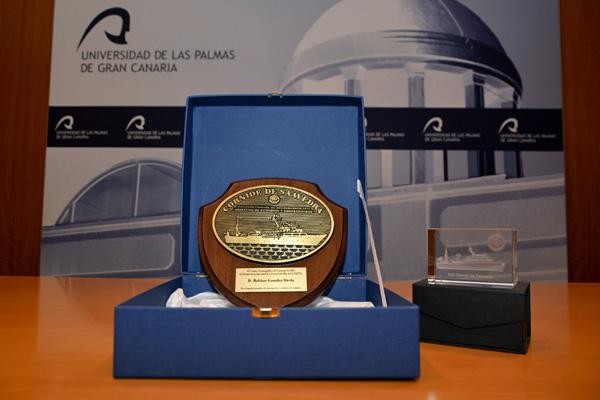 Placa homenaje entregada a la Facultad de Ciencias del Mar