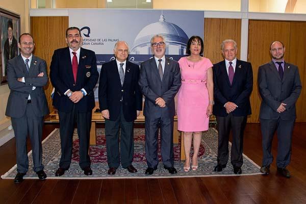 Foto de familia de la delegación con el Rector José Regidor (c)