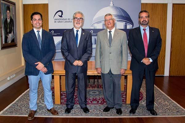 De izda. a dcha.: El Director General de la Fundación MBA, Daniel Pérez; el Rector de la ULPGC, José Regidor García; el Presidente del Patronato de la Fundación MBA, Víctor Aúz; y el Vicerrector de Títulos y Doctorado de la ULPGC, Rafael Robaina