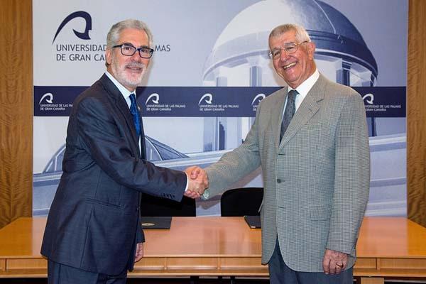 El Rector de la ULPGC y el Presidente del Patronato de la Fundación MBA estrechan las manos tras la firma del convenio