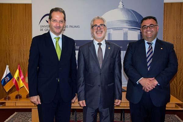 De izda. a dcha.: Juan Flores, el Rector José Regidor y el Gerente de la ULPGC