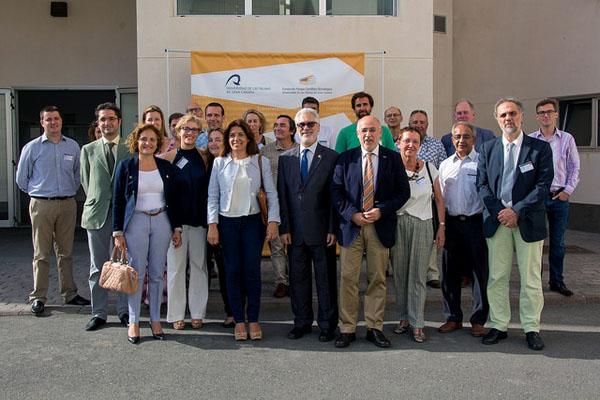 Foto de familia de los asistentes a la inauguración